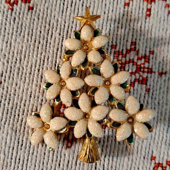 Jewelry - Vintage Christmas Tree Brooch